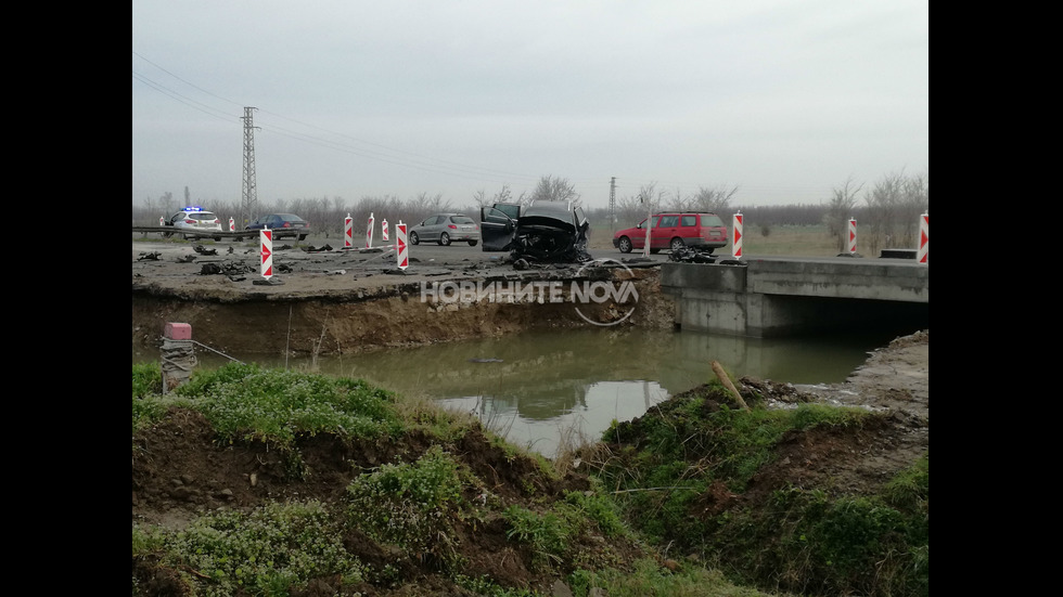 Кола се заби в мантинела в Асеновград