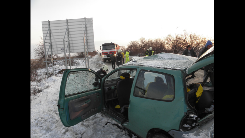 Жесток сблъсък по пътя за Кулата, трима са ранени