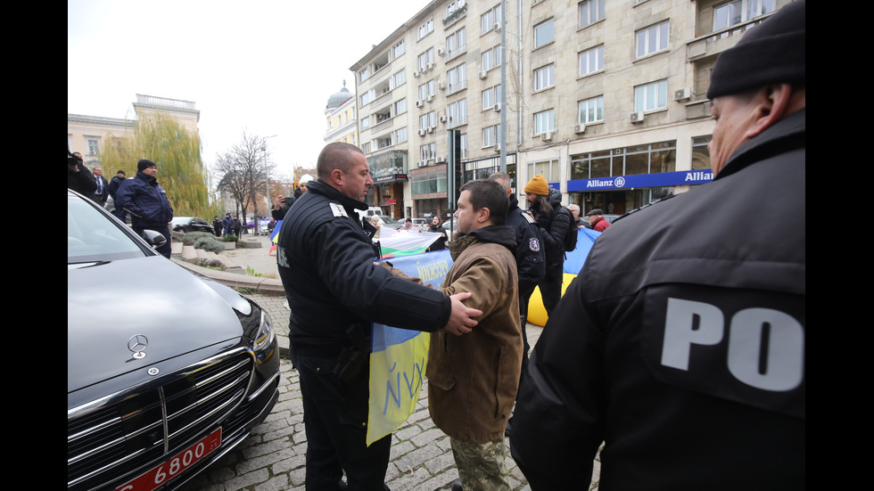 Митрофанова на литургия в Руската църква, протестиращи блокираха храма