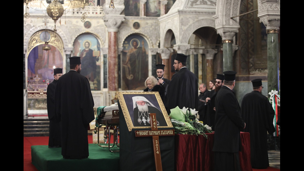 Изложиха за поклонение тленните останки на патриарха в „Св. Александър Невски”