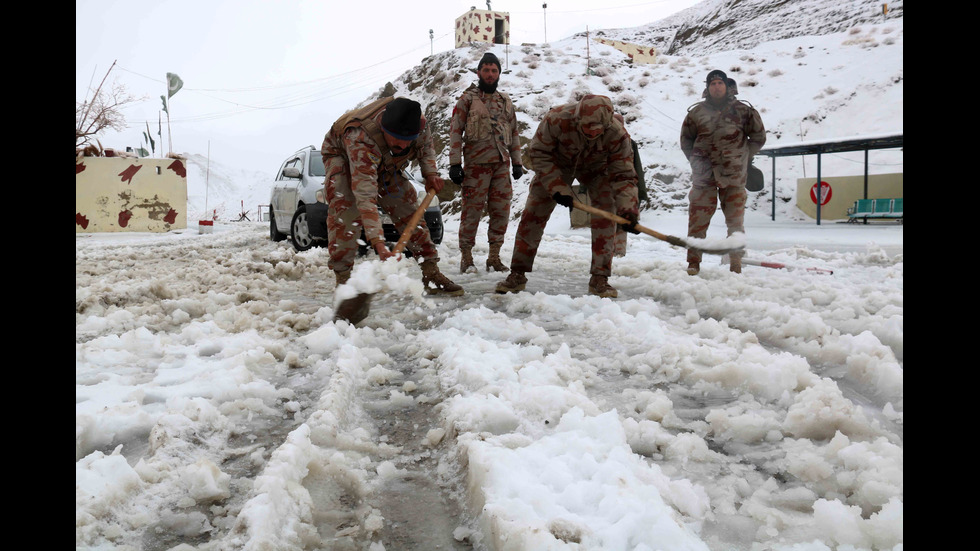 Обилен снеговалеж отне живота на стотици пакистанци