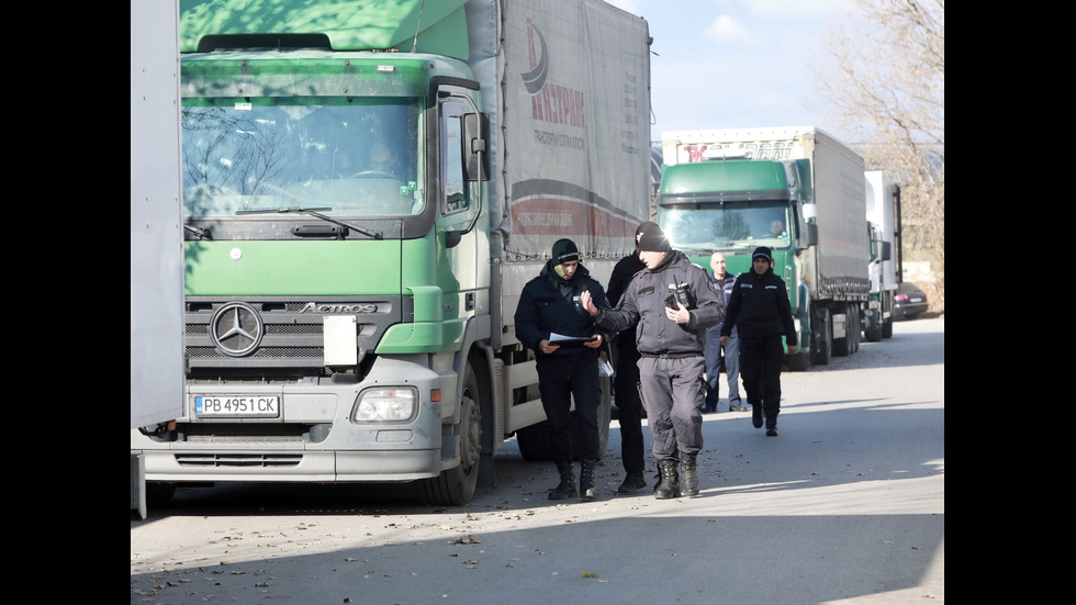 Започва транспортирането на машините за балотажа в страната