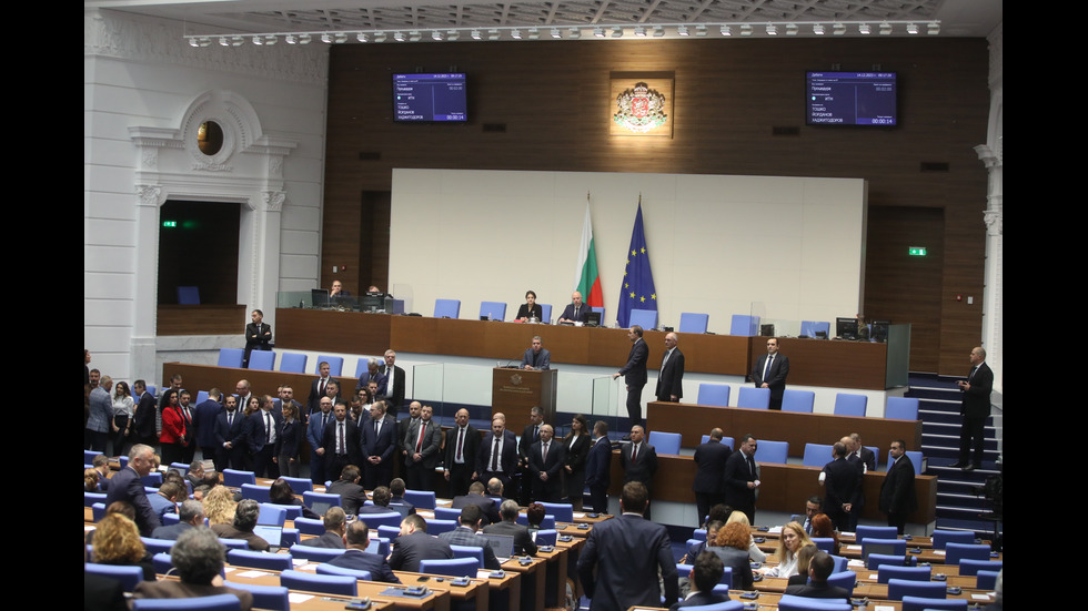 Напрежение в парламента, депутати окупираха трубината