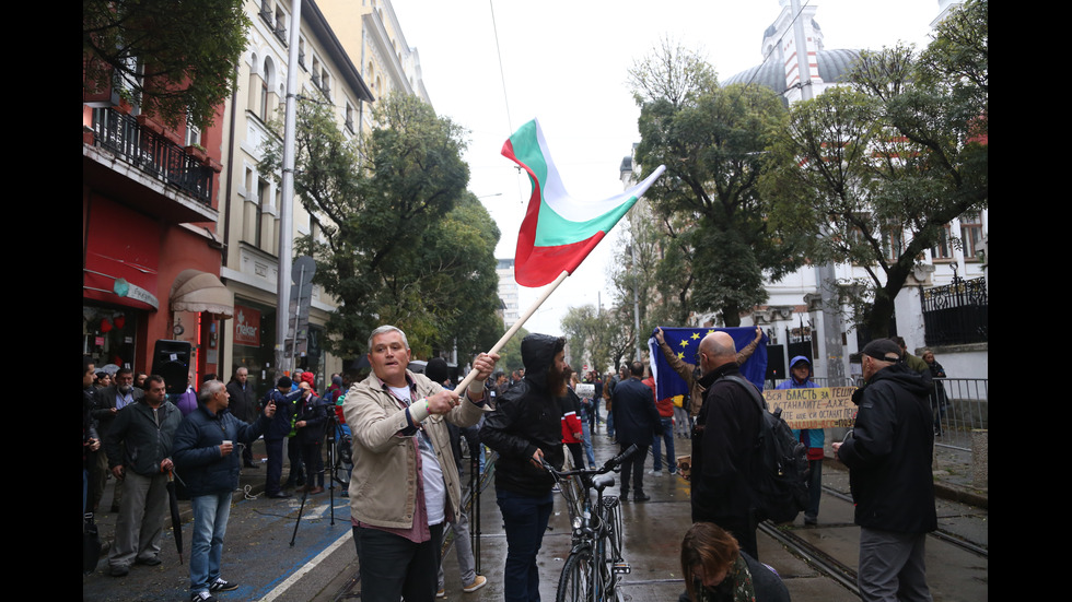 Протести „за” и „против” Гешев под прозорците на ВСС