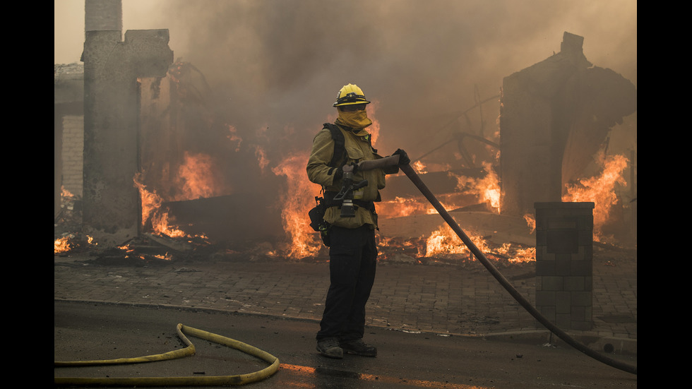 Огромен горски пожар бушува в Калифорния