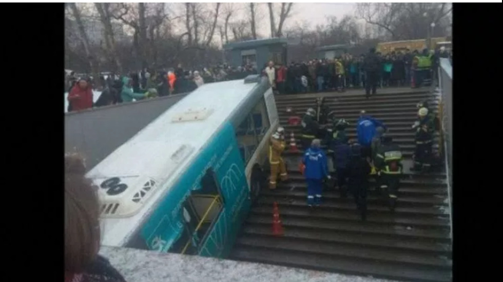 Автобус помете пешеходци в подлез в Москва