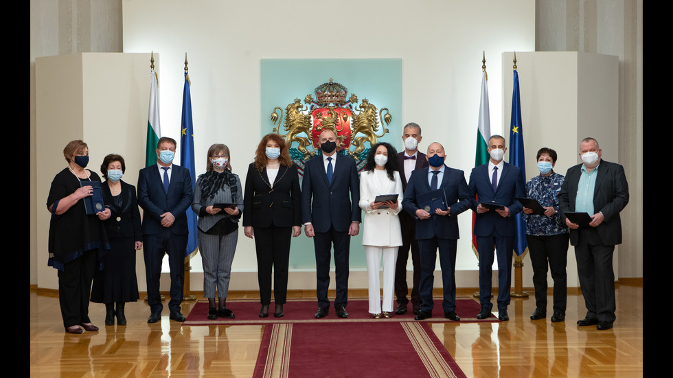 Президентът Радев отличи изявени медици и специалисти по здравни грижи