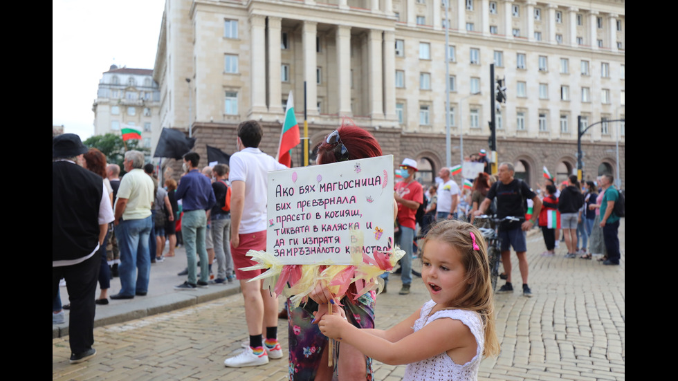 Шестият протест в София започна без напрежение