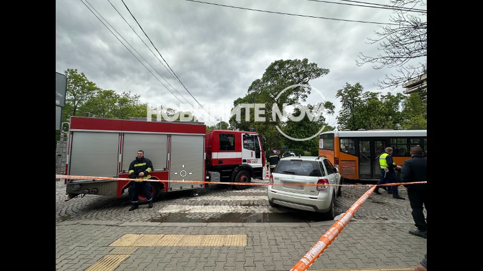 Кола блъсна пешеходец, докато се качвал в автобус на градския транспорт в София