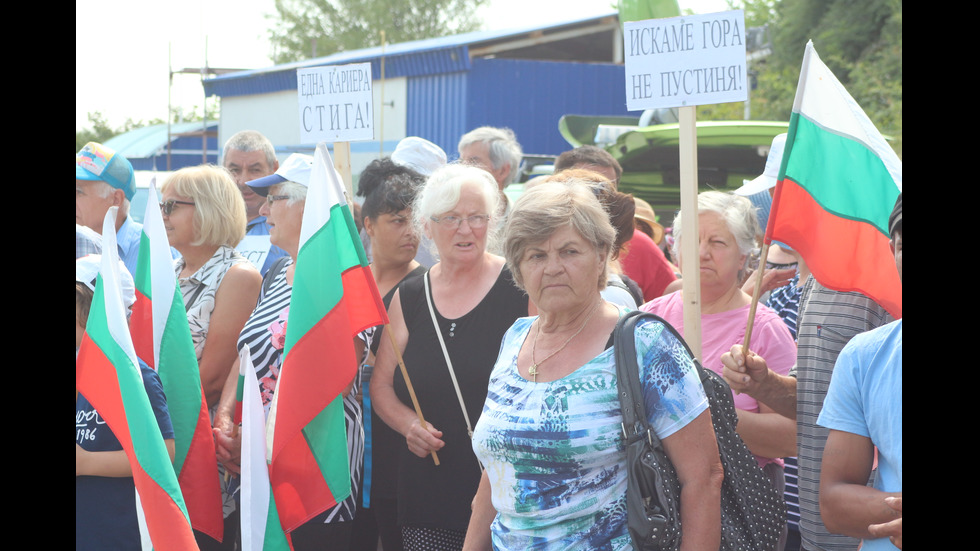 Протест срещу варовикова кариера затвори пътя София - Бургас