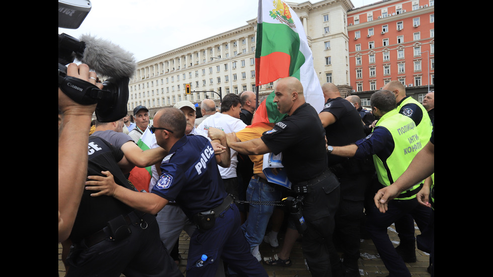 Протестиращи блокираха за кратко площад „Независимост”