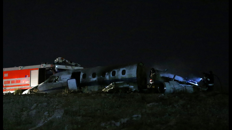 Частен самолет се разби на летище в Истанбул, пилотът загина