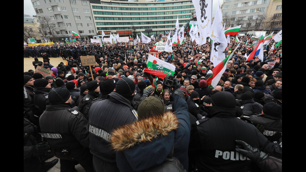 "Възраждане" организира протест срещу зеления сертификат, докараха водно оръдие пред НС