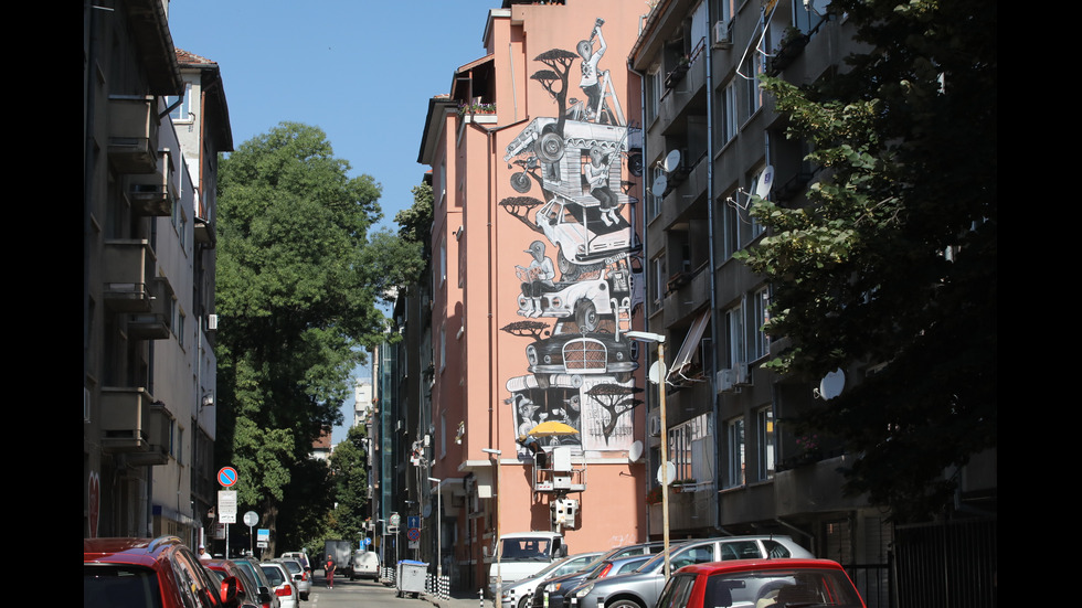 Белгийски художник изрисува уникален стенопис на сграда в София