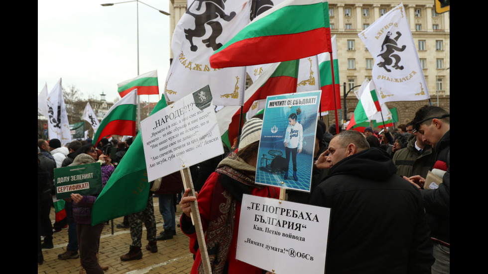 Протест срещу антиCOVID мерките в центъра на София, премиерът отиде при демонстрантите