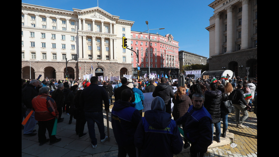 Бизнесът и синдикатите излязоха на протест