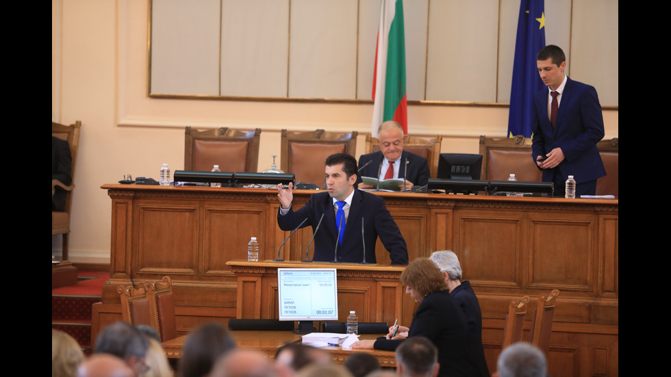 Парламентът обсъжда вота на недоверие към кабинета "Петков"