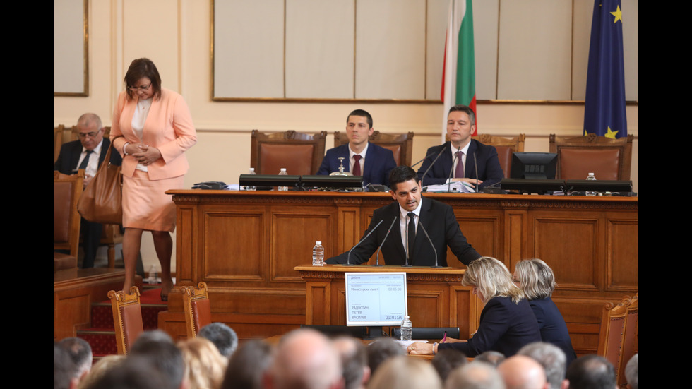 Депутатите обсъждат отстраняването на председателя на парламента
