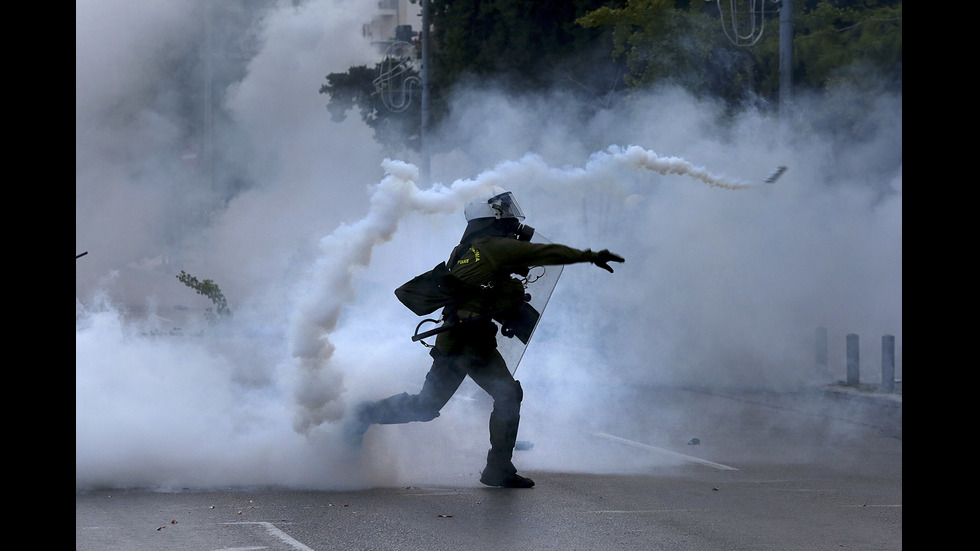 Полицията използва сълзотворен газ срещу демонстранти в Солун