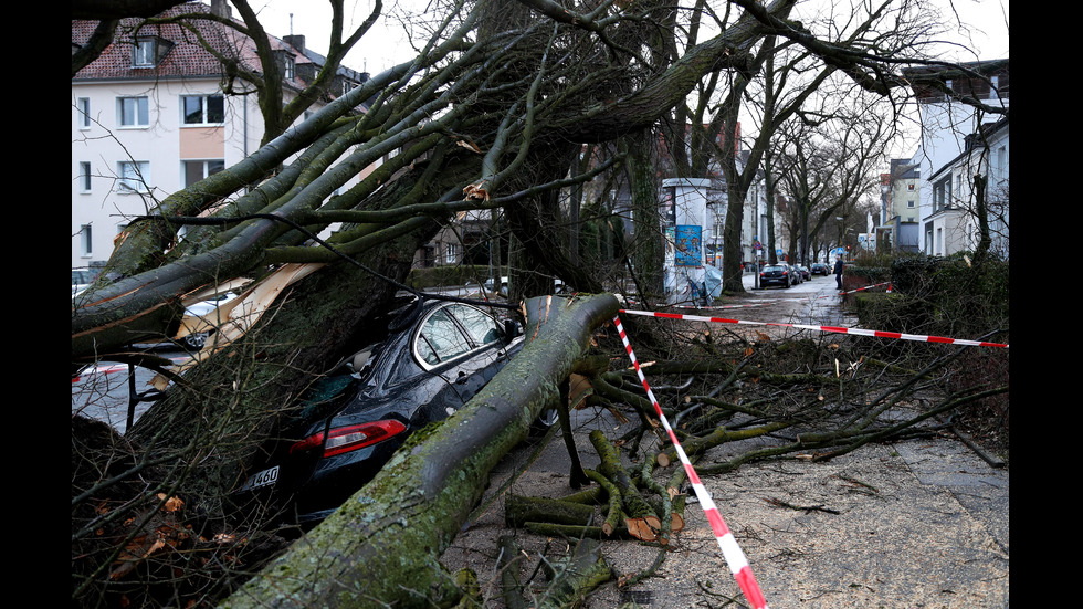 Три жертви на урагана и в Германия
