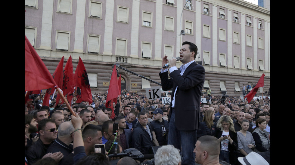 Полицай беше ранен на митинга на опозицията в Тирана