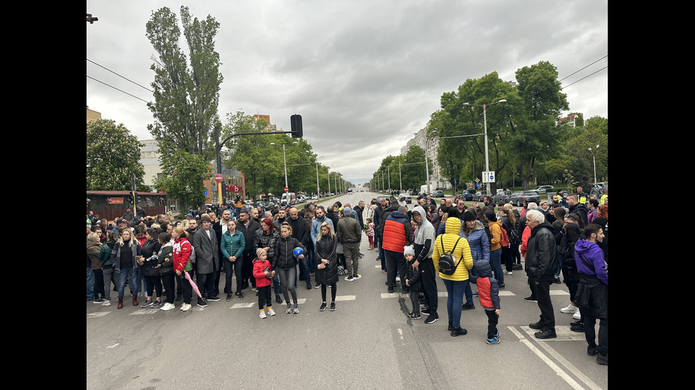 След смъртта на Явор и Ани: Втори ден протести на лобното им място