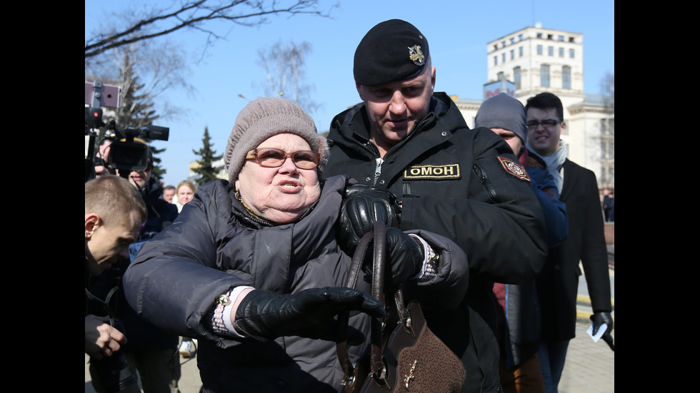 30 задържани на забранен опозиционен протест в Беларус