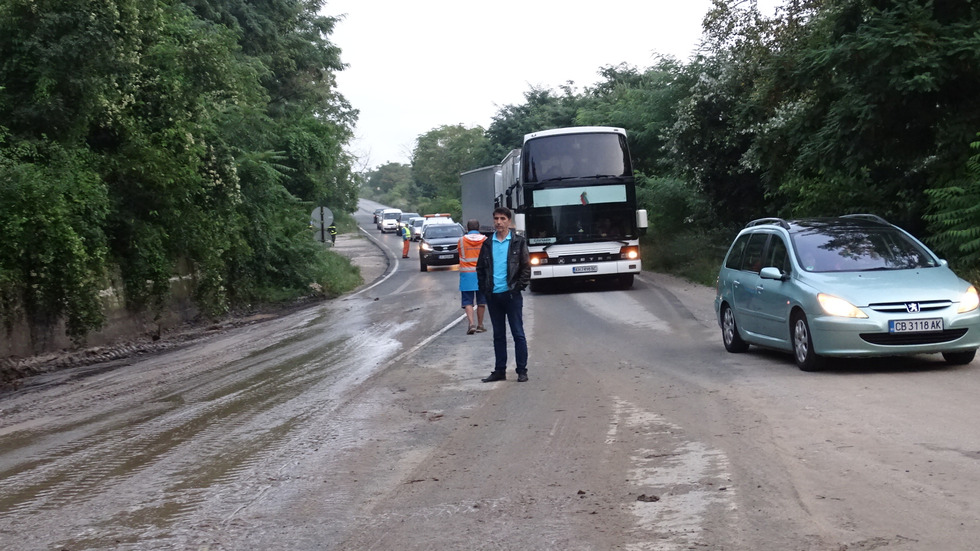 Кално свлачище затрупа ГП Е-79 в Кресненското дефиле