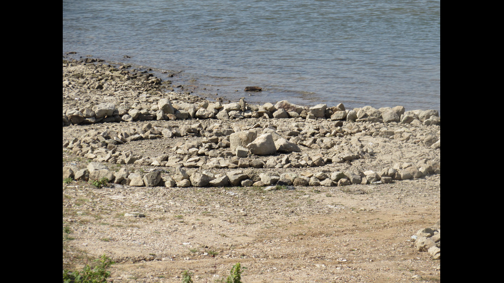 Каменна арт инсталация на брега на Дунав
