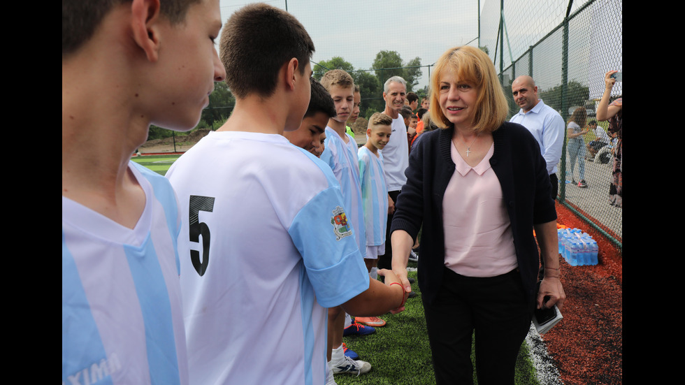 Фандъкова откри нова спортна площадка в Кривина