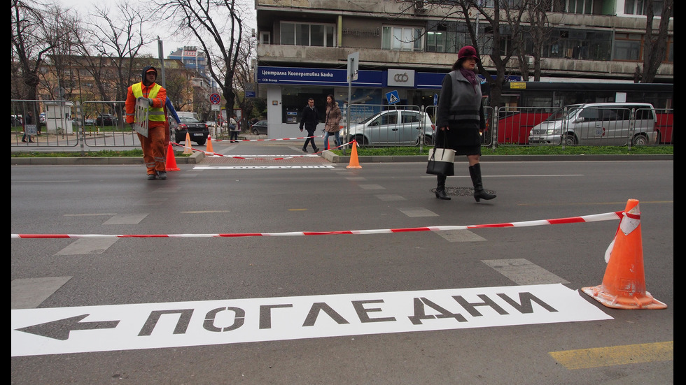 Надписи „Погледни” подсещат пешеходците във Варна да се огледат