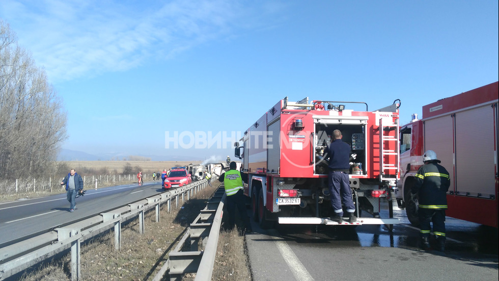 Тир се преобърна и запали на изхода на София