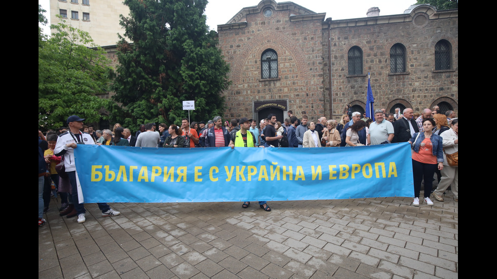 Протест пред президентството срещу думите на Радев, че мандатът вече е "дискредитиран"