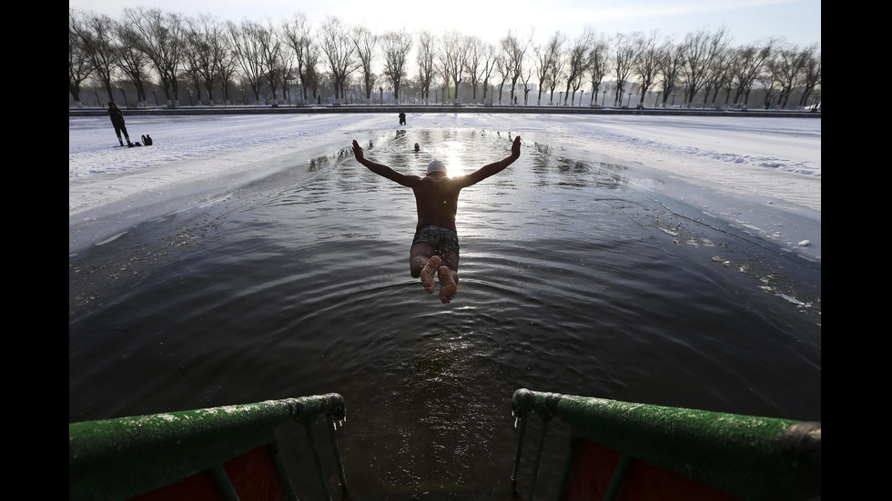 Какво е да плуваш в ледени води, когато температурата е -20 градуса по Целзий?