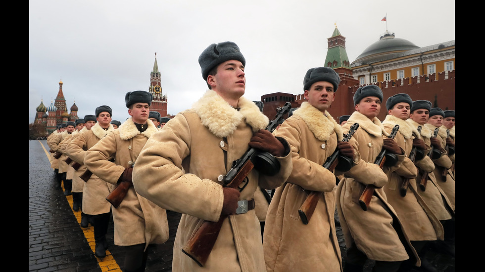Руски военни репетират за голям парад в Москва