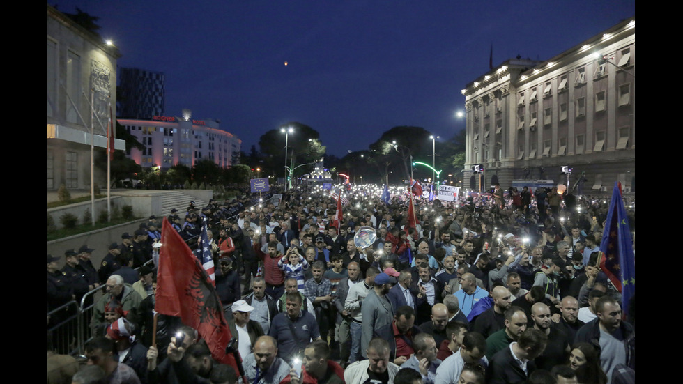 Демонстрация на опозицията в Тирана ескалира