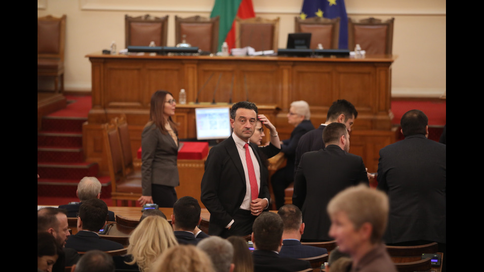 Парламентът решава дали да подкрепи проектокабинета "Габровски"