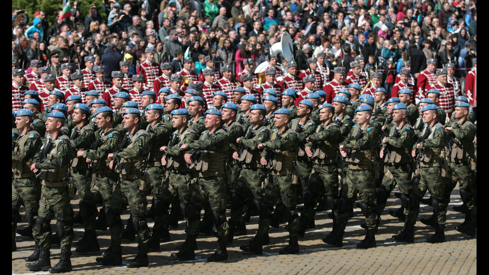 1200 военни маршируваха на военния парад в София