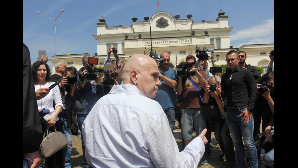 Слави Трифонов на протест пред парламента