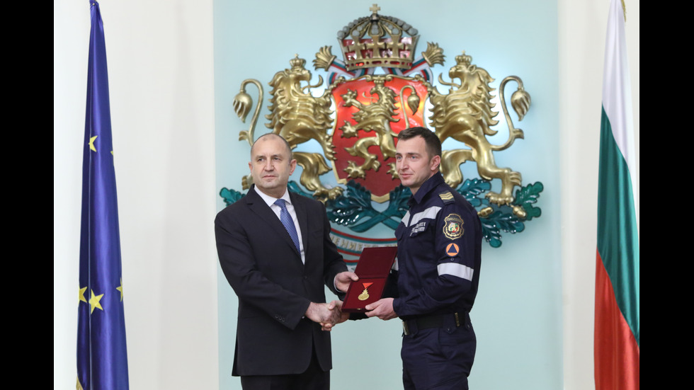 Президентът удостои с държавни отличия огнеборци