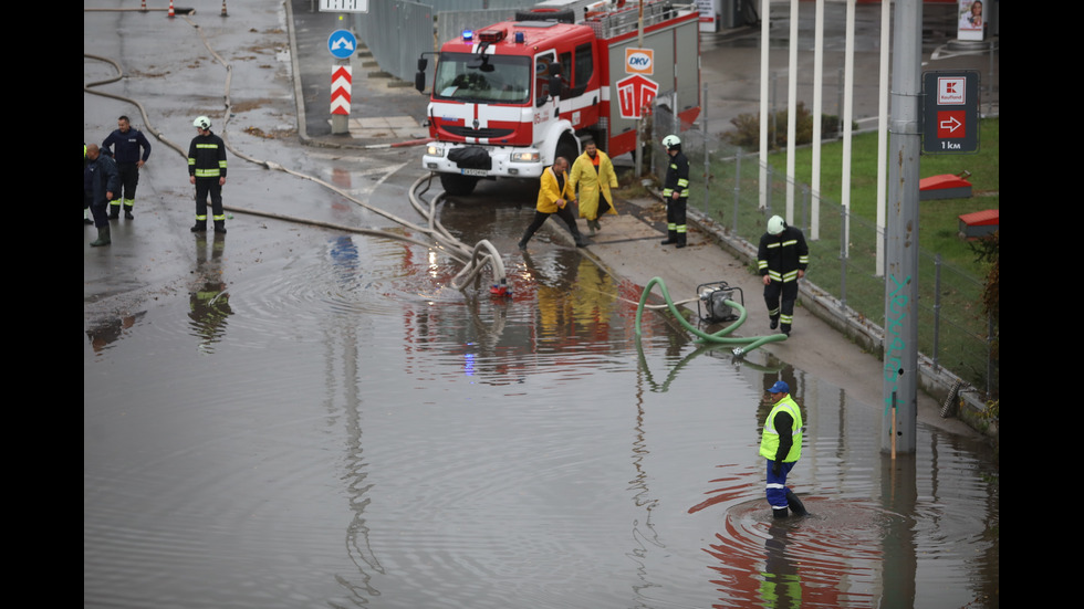 Наводнено кръстовище спря движението на няколко трамвайни линии в София