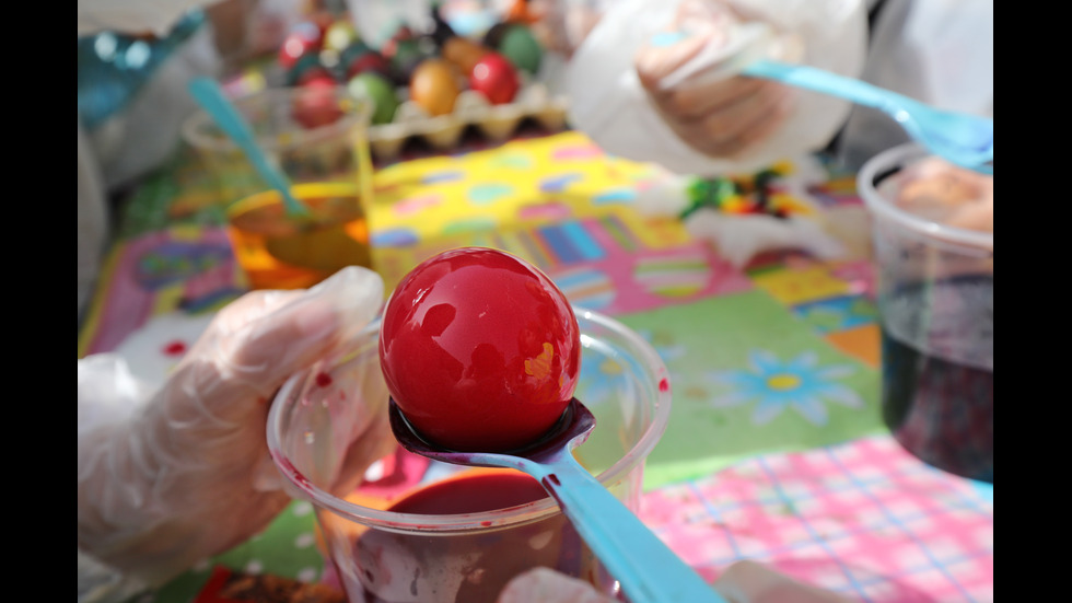 200 деца боядисват над 1000 великденски яйца на площад "Света Неделя"