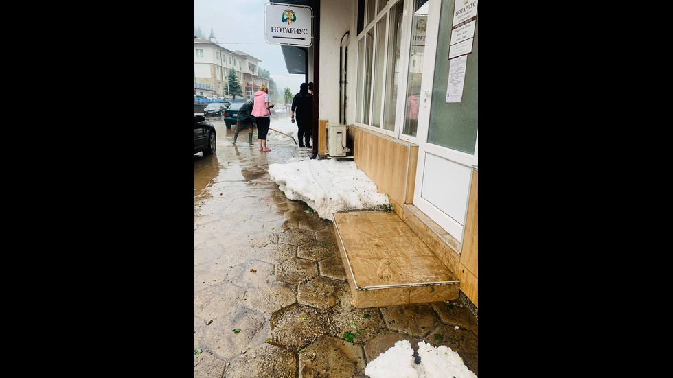 Силна градушка удари Мадан, улиците побеляха