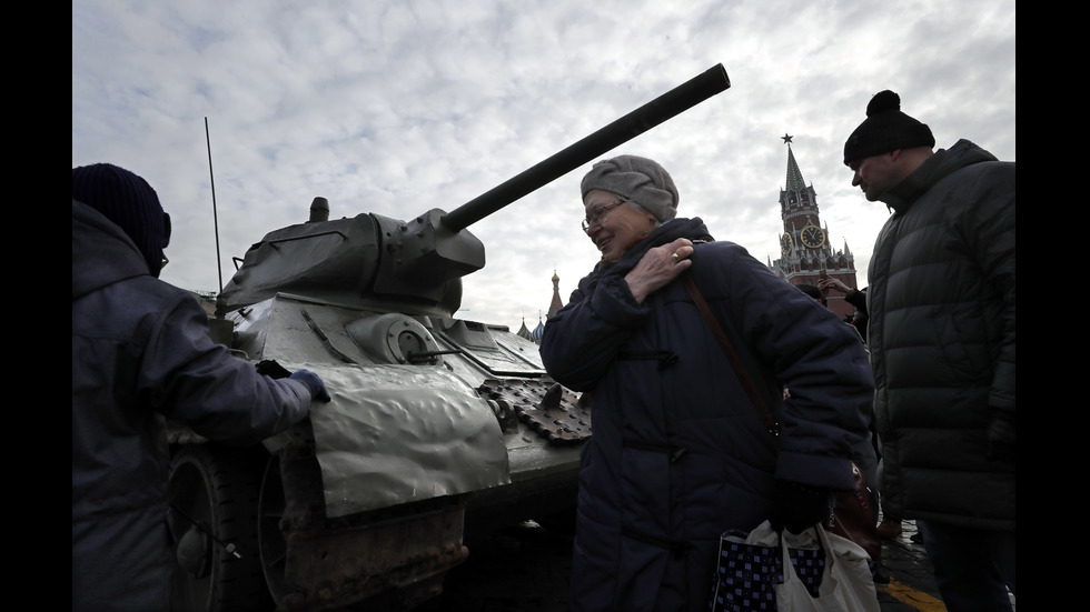 ВОЕНЕН ПАРАД В МОСКВА: Историческа възстановка на Червения площад