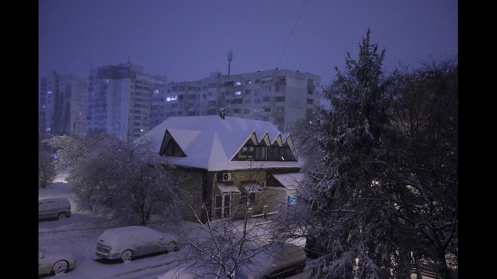 Сняг заваля на много места в страната