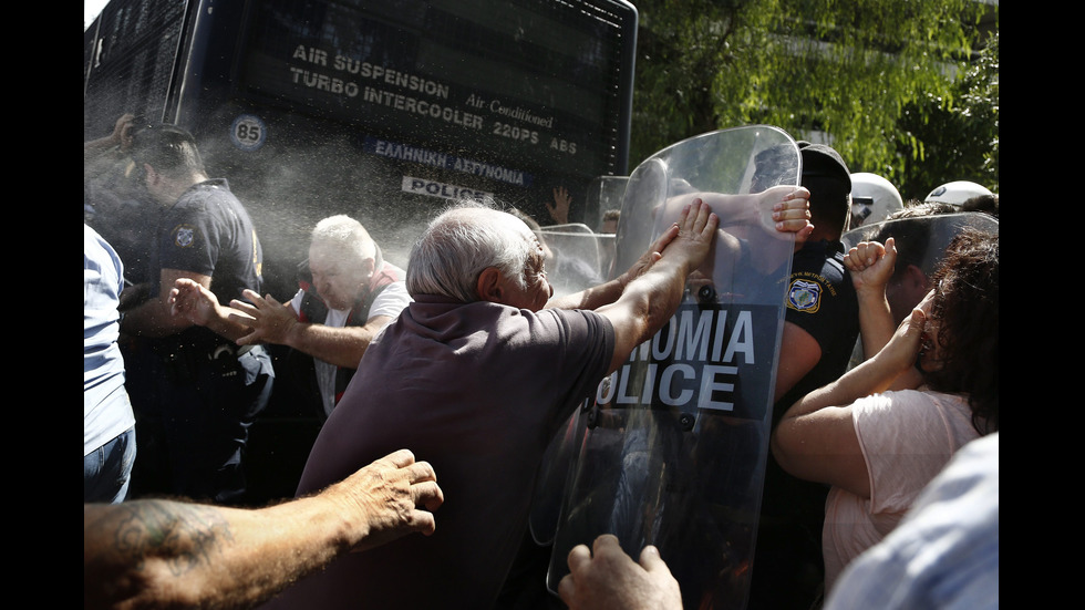 Лютив спрей срещу протестиращи пенсионери в Атина