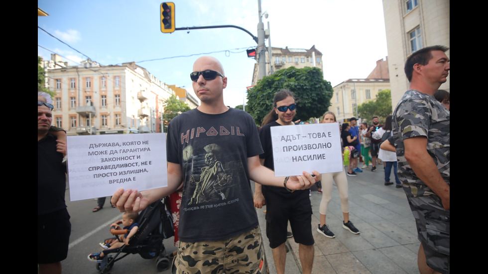 Протести в десетки градове заради жестоко малтретираното 18-годишно момиче