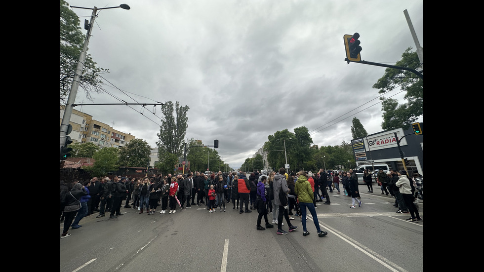 След смъртта на Явор и Ани: Втори ден протести на лобното им място