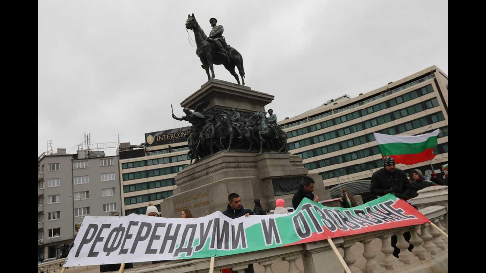 Протест за промяна на политическата система пред парламента