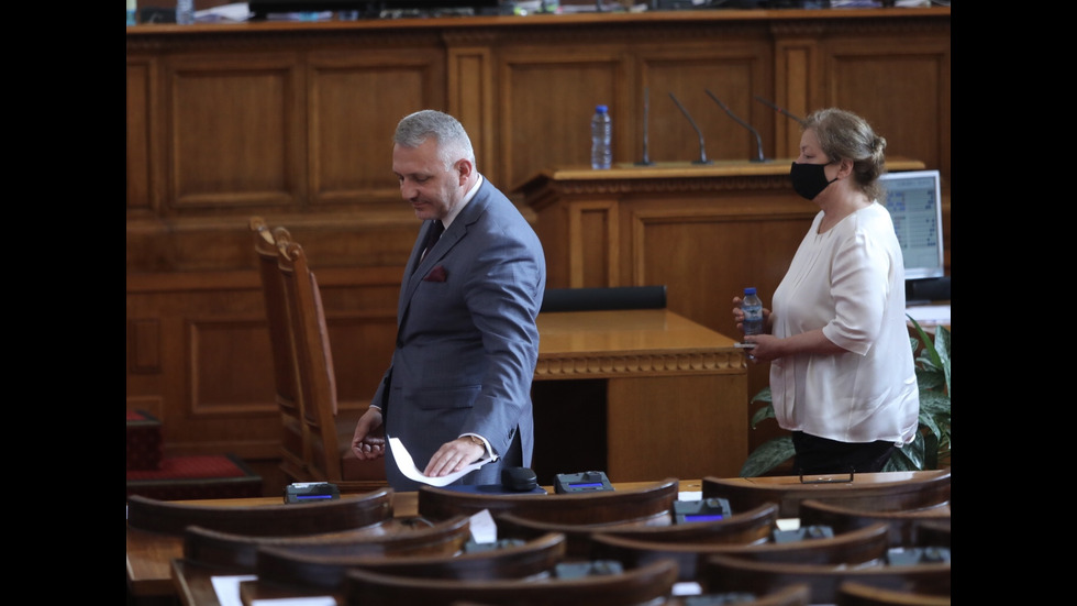 Депутатите гласуваха решението за оттегляне на Пламен Николов